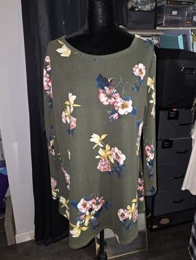 Perfect Condition Curvy Lily Olive Green Floral Tunic Size 2x
